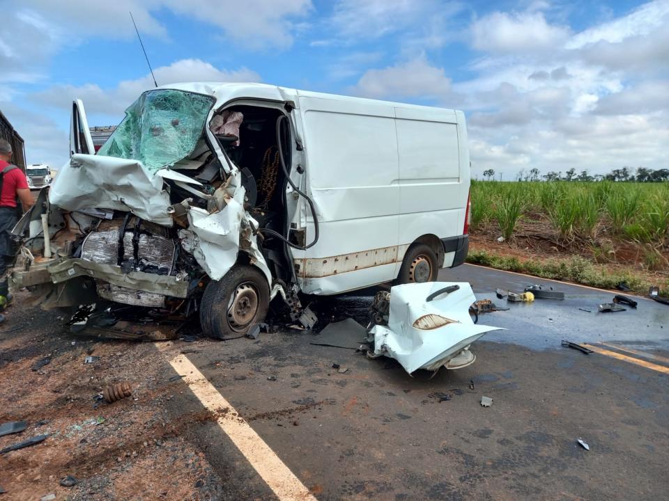 Foto 2 de 12 — Colisão Frontal: grave acidente deixa três feridos em vicinal de Matão